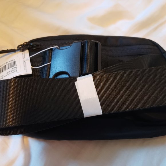 NWT Lululemon Everywhere Belt Bag Black - Picture 4 of 5